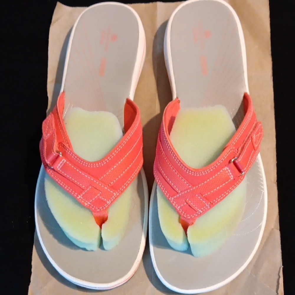 NWT Women’s Clark’s Coral Flip Flops with Gray Soles